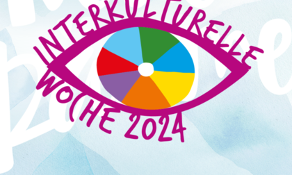 ein buntes Auge mit den Schriftzügen "Interkulturelle Woche 2024" und "Neue Räume"