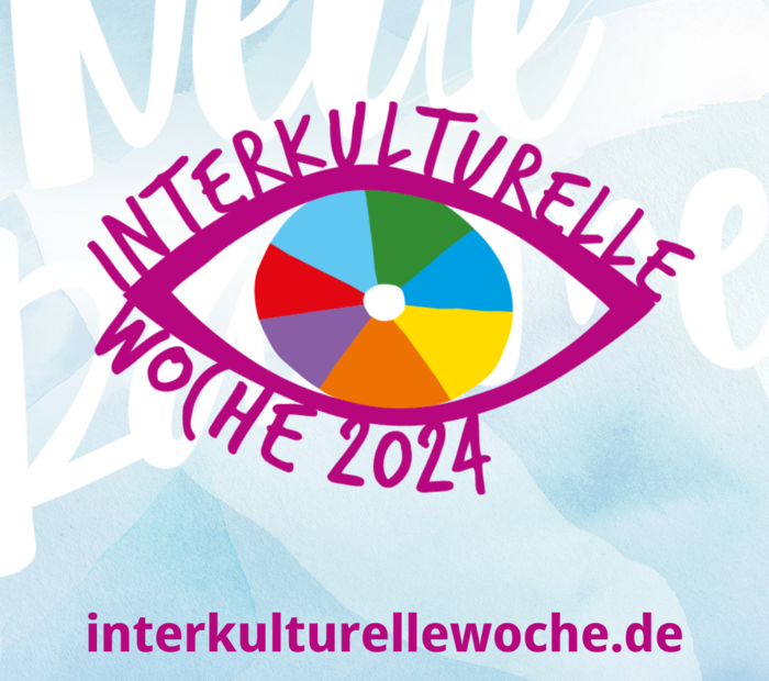 ein buntes Auge mit den Schriftzügen "Interkulturelle Woche 2024" und "Neue Räume"