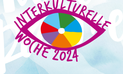 ein buntes Auge mit den Schriftzügen "Interkulturelle Woche 2024" und "Neue Räume"
