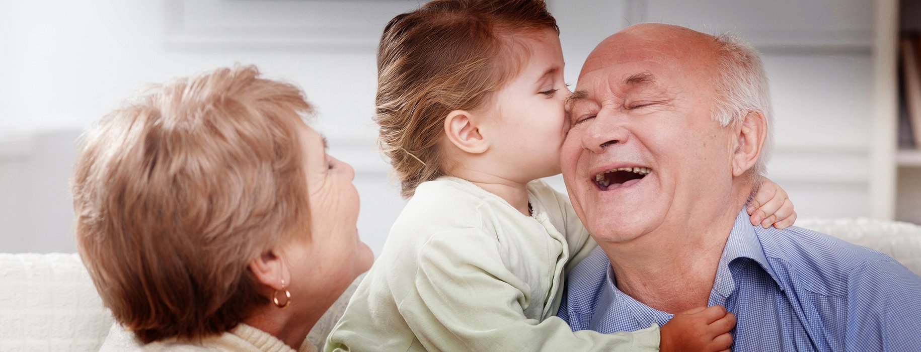 Enkelkind mit Oma und Opa