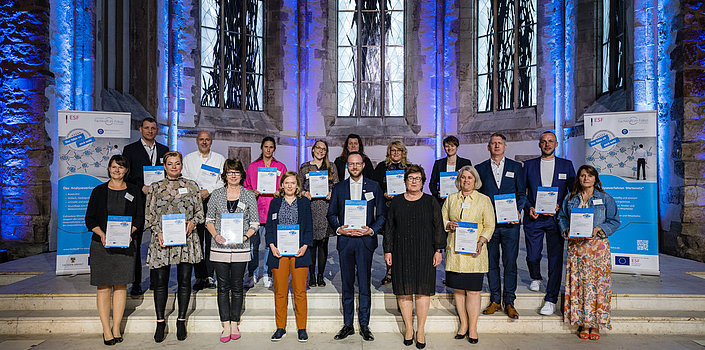 [Translate to English:] Gruppenbild mit den Siegelträgern und ihrer Urkunde gemeinsam mit der Ministerin Petra Grimm-Benne