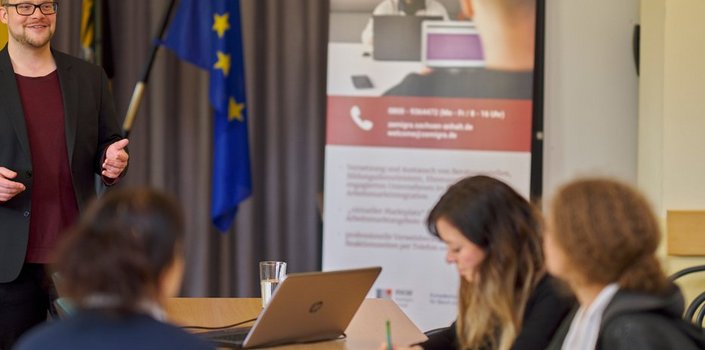 Referent und Zuhörende in einem Seminarraum