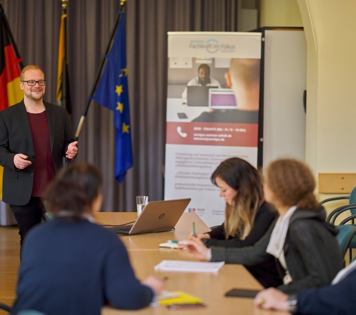 Referent und Zuhörende in einem Seminarraum