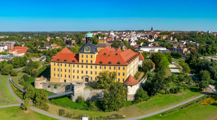Blick von schräg oben auf das Schloss Moritzburg Zeitz