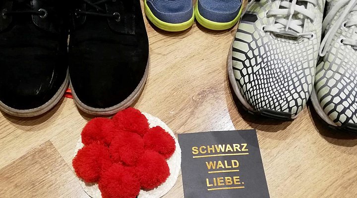 Anreihung von drei verschiedenen Schuhpaaren. Ein paar ist von einem Kind.