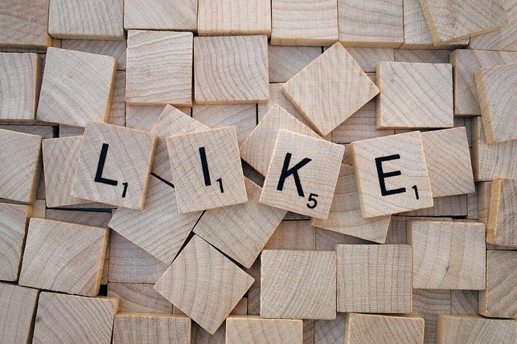 vier Scrabble-Buchstaben bilden das Word "LIKE"