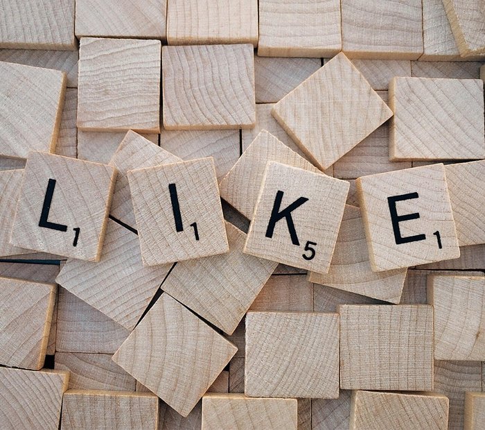 vier Scrabble-Buchstaben bilden das Word "LIKE"