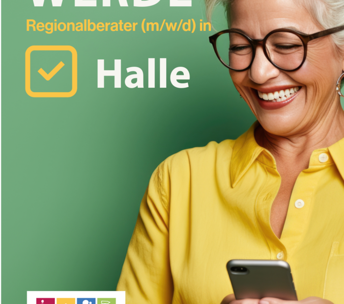 Eine Frau mit Brrille schaut freundlich auf ihr Handy