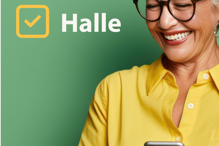 Eine Frau mit Brrille schaut freundlich auf ihr Handy