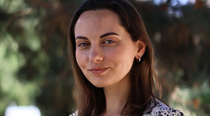 Eine junge Frau steht in einem Park. Es ist Iryna Kovalchuk.