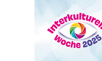 ein Auge mit bunter Iris und dem Schriftzug "Interkulturelle Woche 2025"