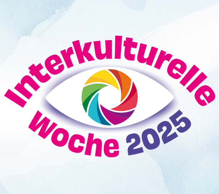 ein Auge mit bunter Iris und dem Schriftzug "Interkulturelle Woche 2025"