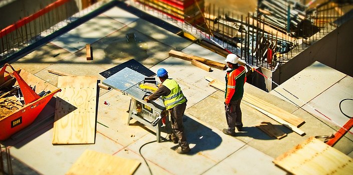 Baustelle mit zwei Bauarbeitern von oben