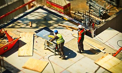 Baustelle mit zwei Bauarbeitern von oben